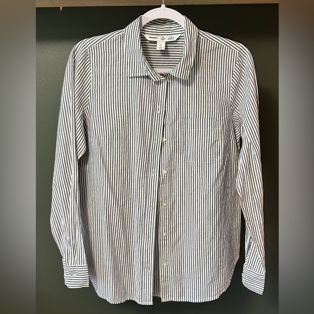 Old Navy Striped Long-Sleeve Button-Up Shirt in White and Gray